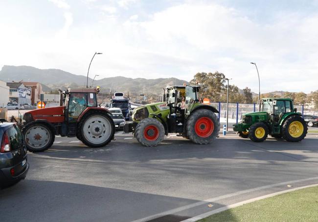 Tractores en la rotonda de San Antonio de Lorca, este martes por la tarde.