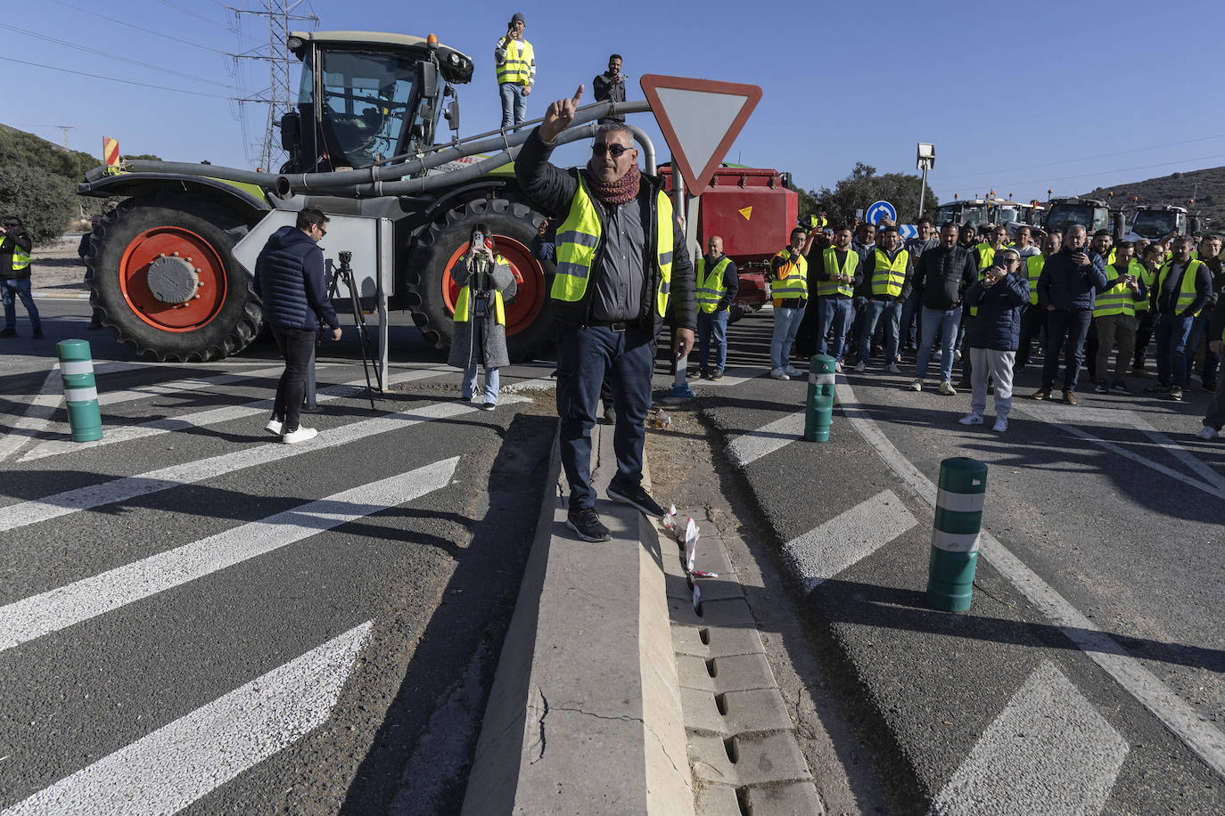 La protesta de agricultores en Cartagena, en imágenes