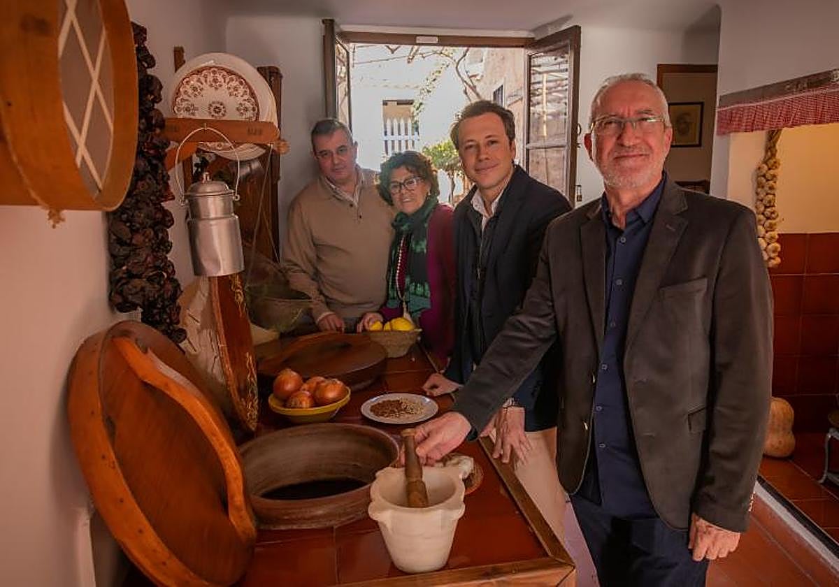 El presidente de la Fundación Miguel Hernández, Aitor Larrabide, la directora de Teatro Expresión, Manoli García, el presidente de ACMO, Ascensio Pérez, y el concejal de Comercio, Vicente Pina, en la cocina de la Casa-Museo del poeta.