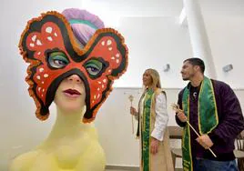María Dolores Cano y Bryan Agudelo, musos del Carnaval de Cabezo de Torres, junto a la máscara.