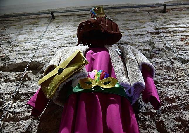 Oportunistas. Uno de los trajes utilizados por la comparsa y que se muestran en la exposición en el Soldadito de Plomo