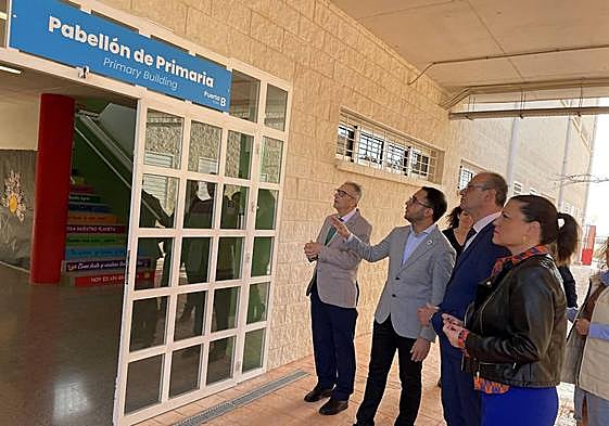 Visita al colegio Sixto López de Fortuna, donde se instaló señalización accesible.