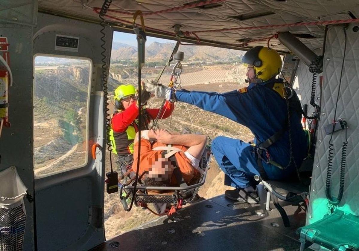 Imagen del rescate en helicóptero.