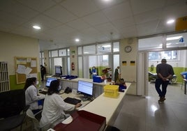 Pacientes y profesionales en el Hospital Reina Sofía, en Murcia.