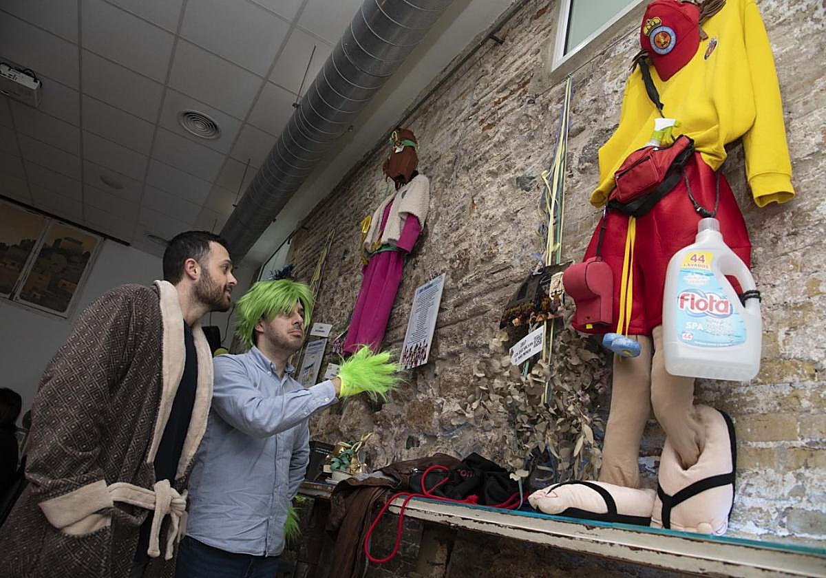 Eduardo Carrión y Alejandro Ramírez observan varios de los trajes de la exposición.