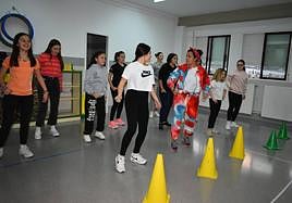 Un grupo de chicas en el taller de danza del proyecto Start Now del Gen Verde.