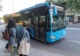 Dos usuarias esperando un autobús urbano en Cartagena.