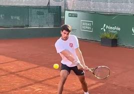 Carlos Alcaraz, este jueves por la mañana entrenando en el Real Murcia Club de Tenis 1919.