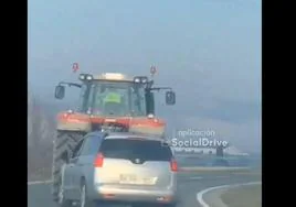 Imagen del coche tratando de adelantar al tractor.