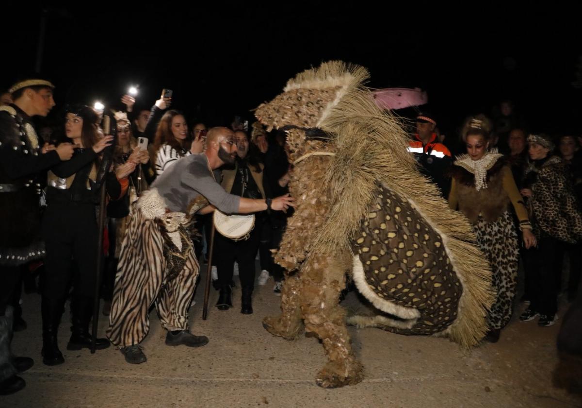 Un momento de la suelta de la mussona, ayer, en el Carnaval de Águilas.