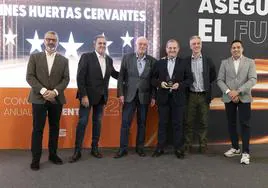 Equipo de Ginés Huertas Cervantes recogiendo el premio.