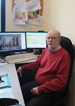 Imagen - El catedrático Sebastián Ramallo en su despacho.