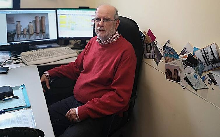 Imagen - El catedrático Sebastián Ramallo en su despacho.