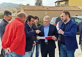 Mateos (i) junto al secretario general del PSOE, José Vélez, y el presidente de la plataforma Tercia Incomunicada.