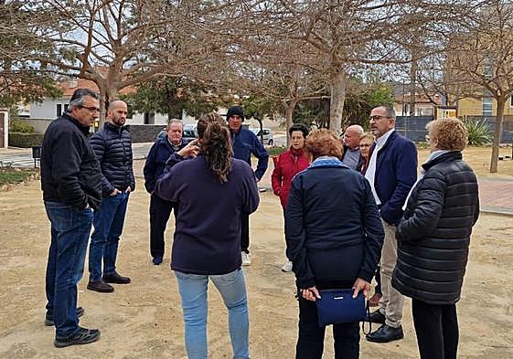Concejales del PSOE con vecinos afectados por los robos en La Escucha.