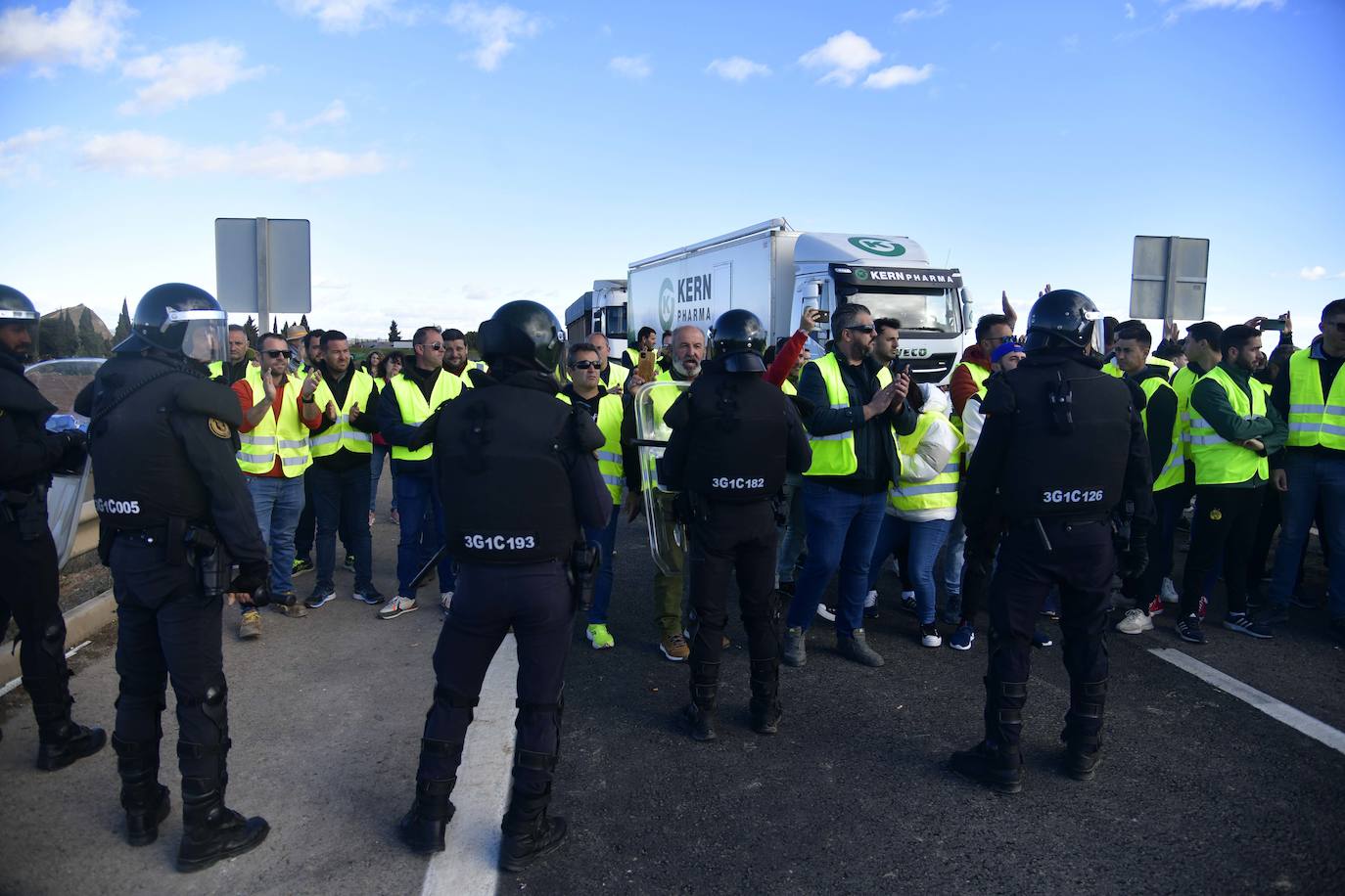 Las imágenes de la protesta de los agricultores en la AP-7