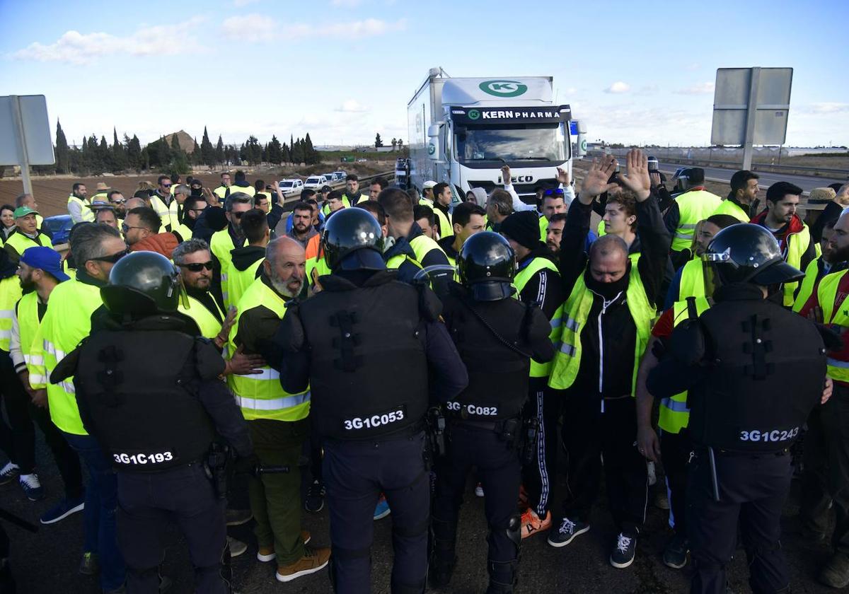 Las imágenes de la protesta de los agricultores en la AP-7