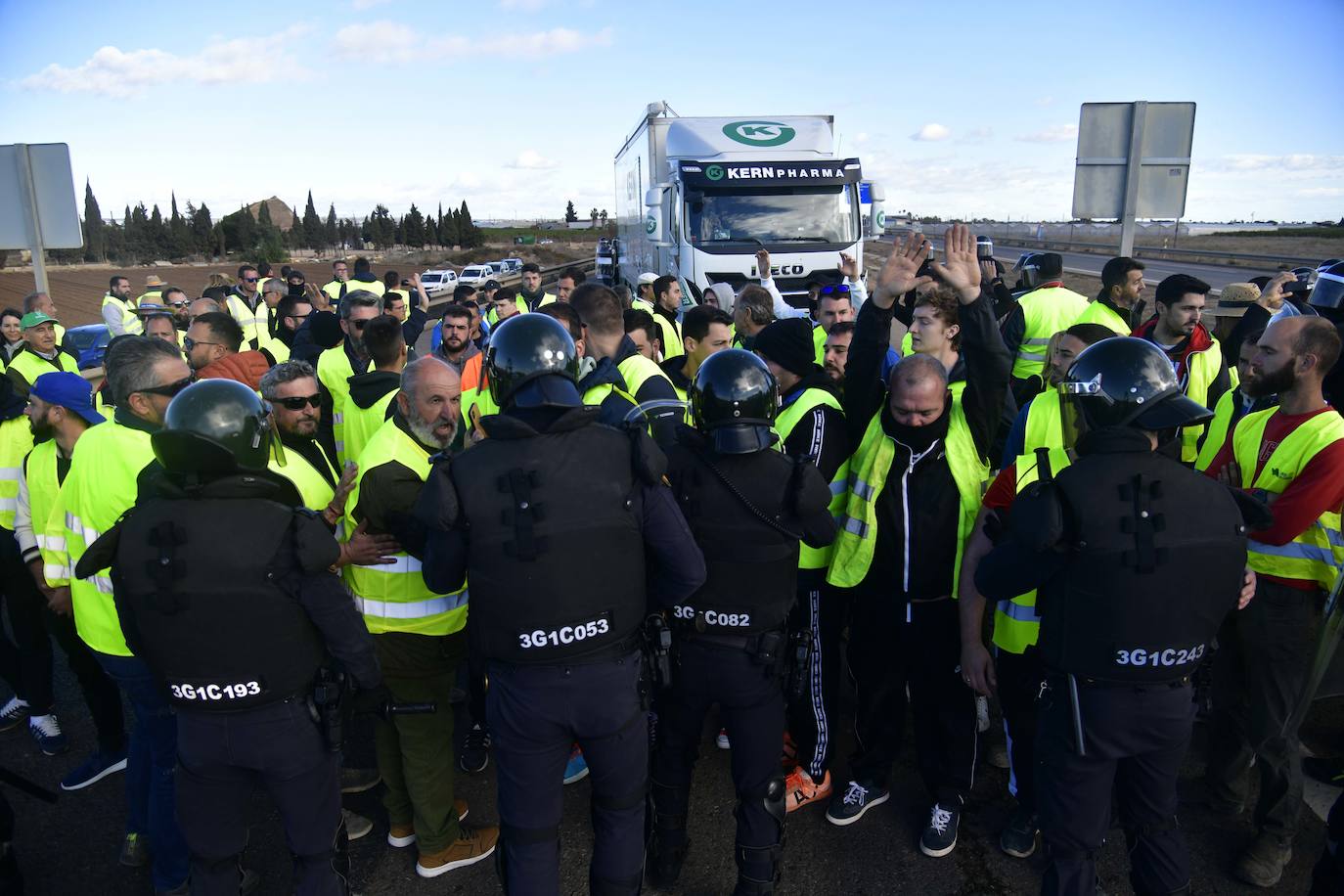 Las imágenes de la protesta de los agricultores en la AP-7