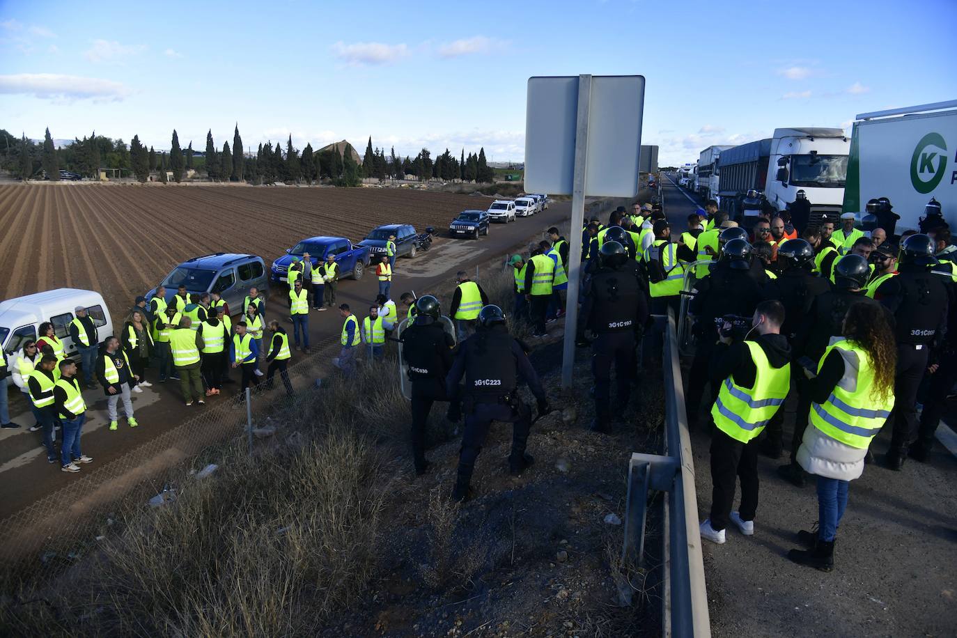 Las imágenes de la protesta de los agricultores en la AP-7