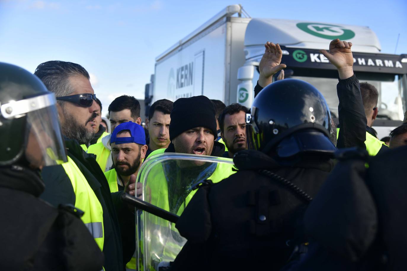 Las imágenes de la protesta de los agricultores en la AP-7