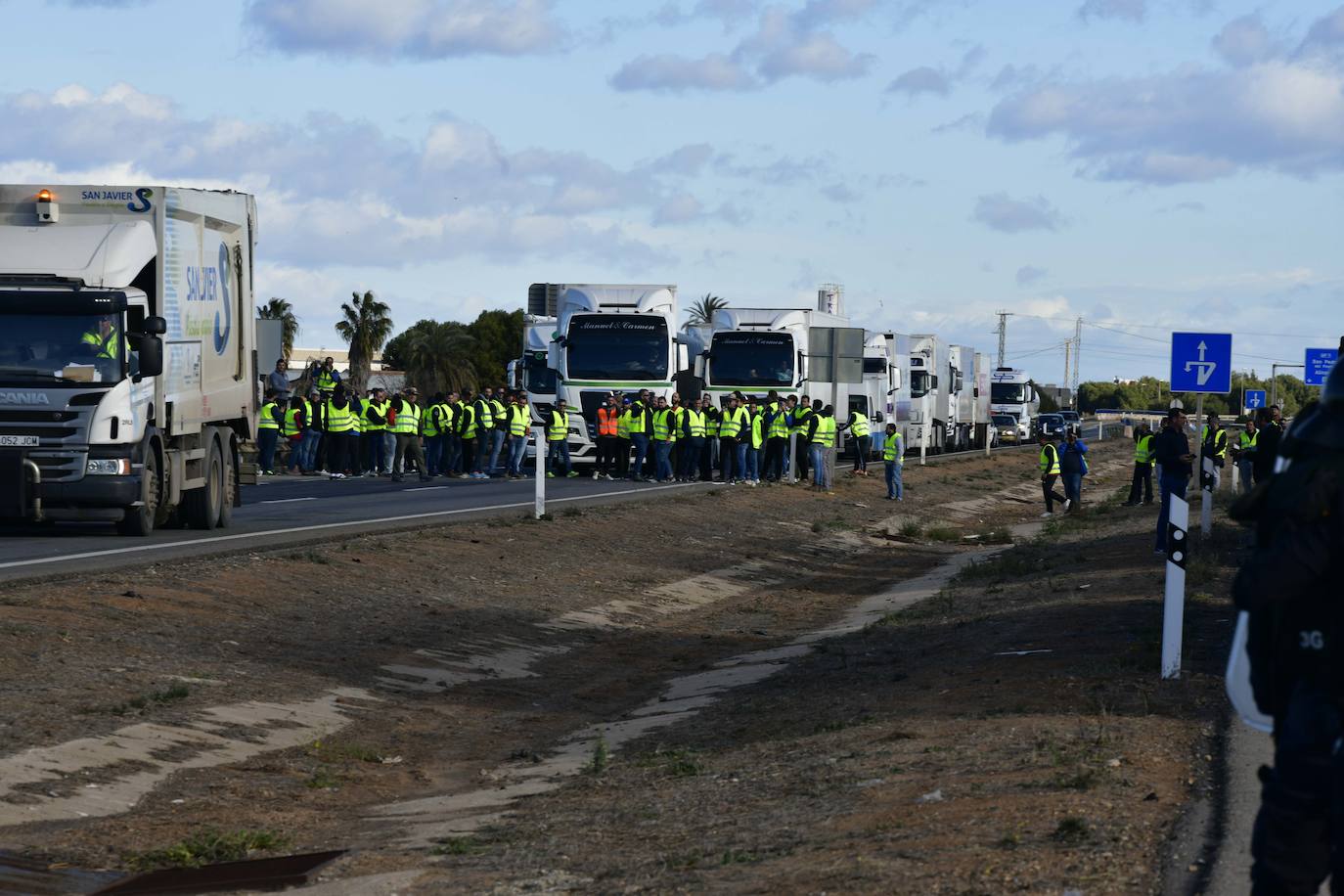 Las imágenes de la protesta de los agricultores en la AP-7