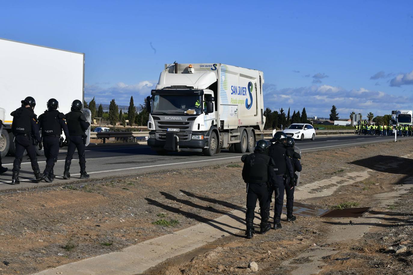 Las imágenes de la protesta de los agricultores en la AP-7