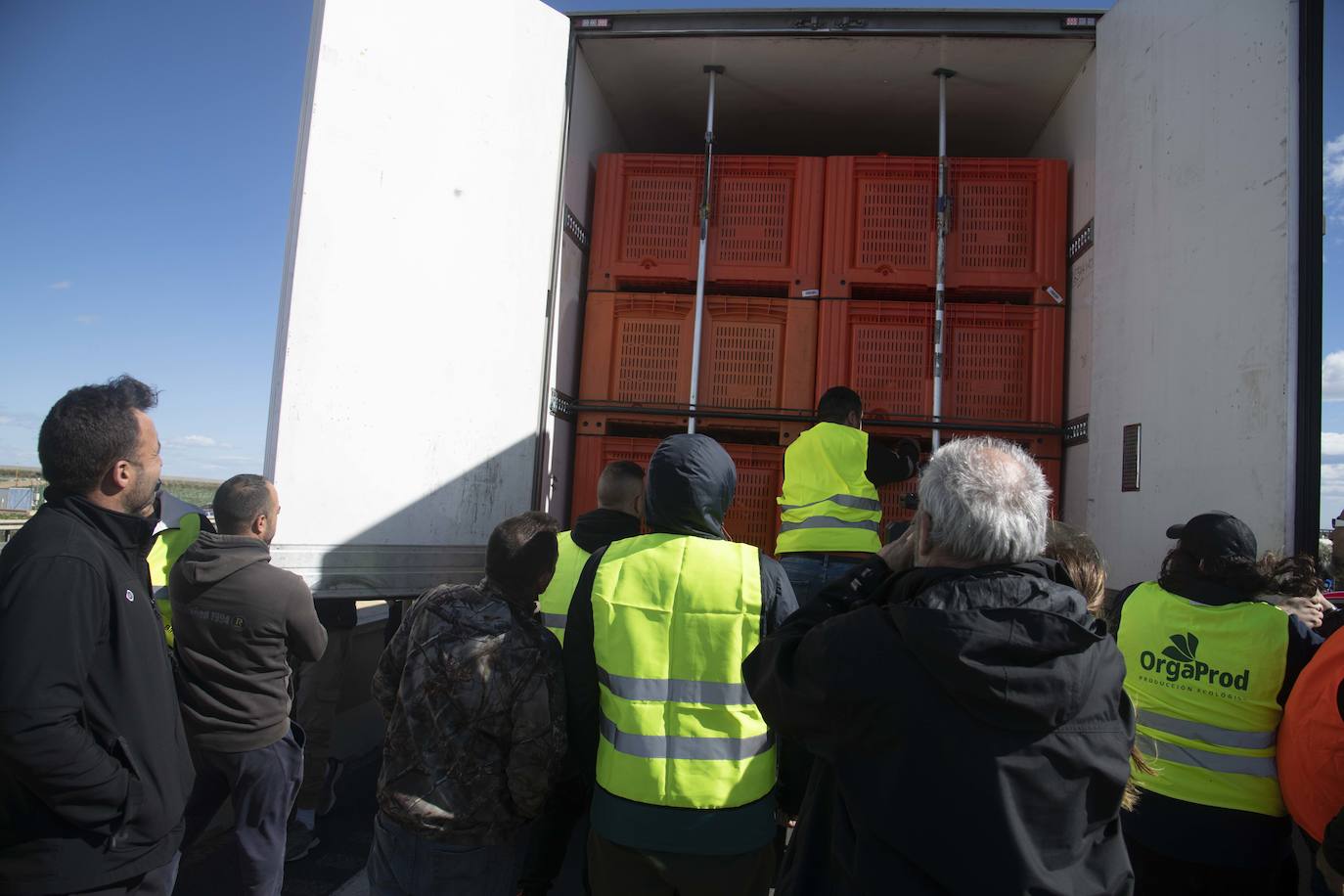 Las imágenes de la protesta de los agricultores en la AP-7