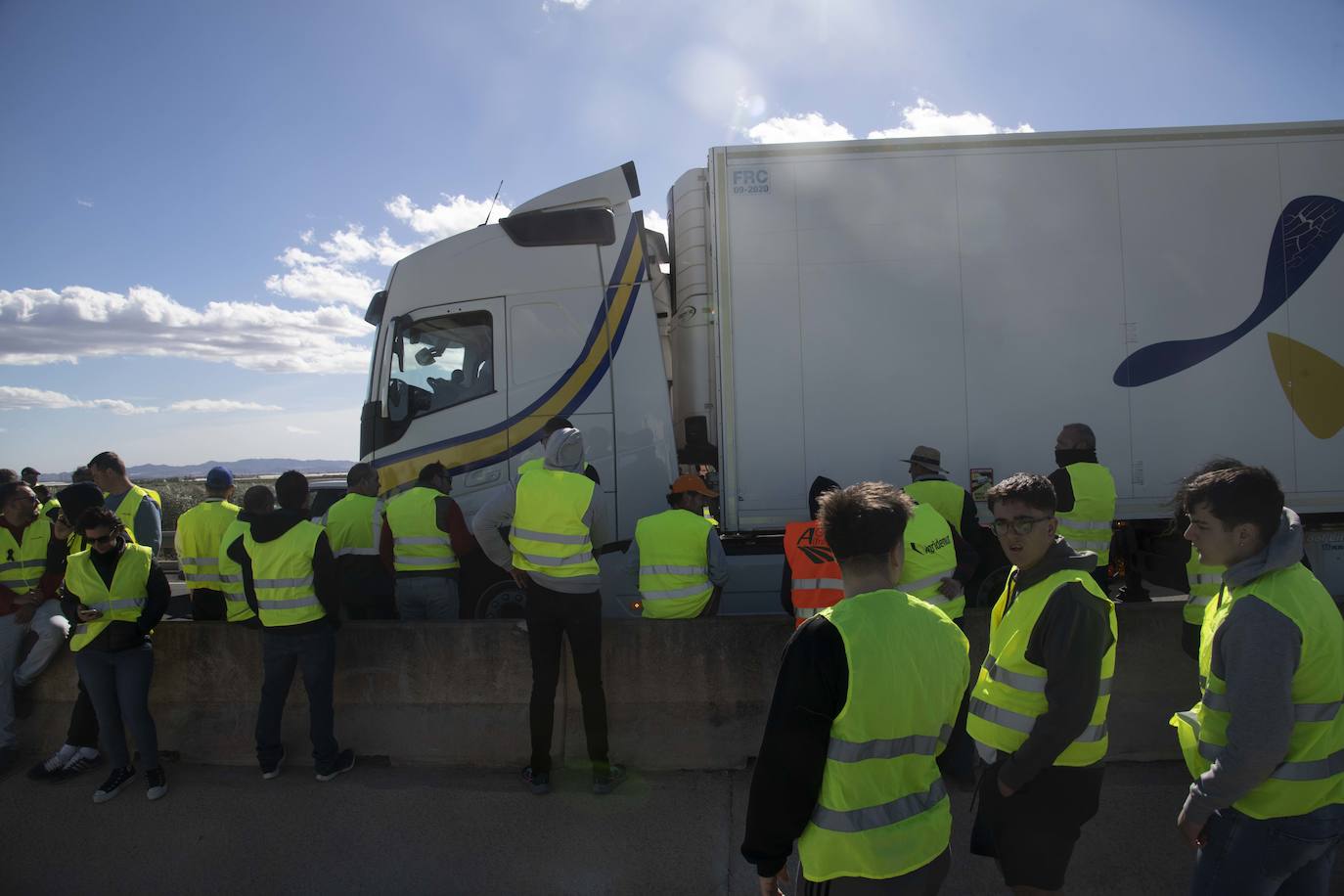 Las imágenes de la protesta de los agricultores en la AP-7