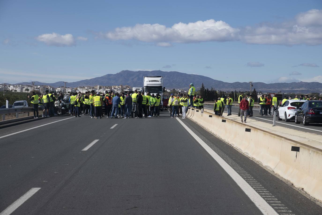 Las imágenes de la protesta de los agricultores en la AP-7