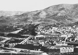 Primera foto en la que aparece bien visible el Parque de Artillería. Es del año 1872.