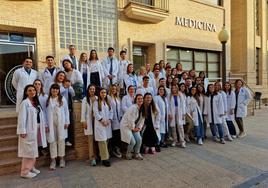 Estudiantes de la 6ª promoción del Grado en Medicina de la UCAM, en el Campus de Murcia.