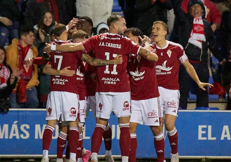 Los jugadores de Real Murcia celebran un gol del partido.