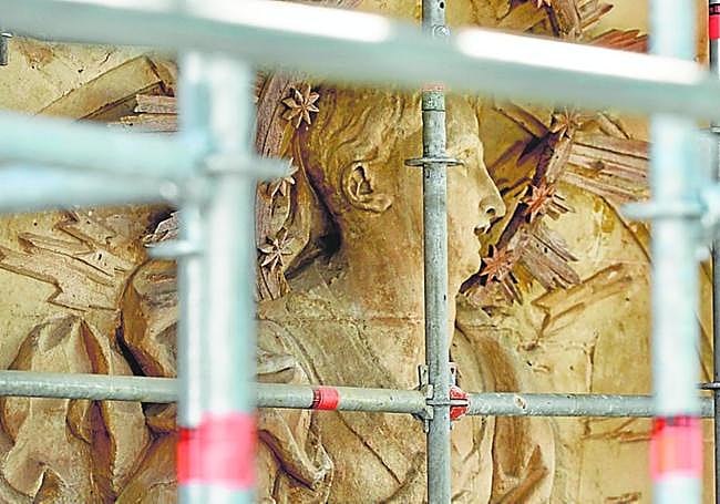 La imagen de la Asunción, entre andamios.