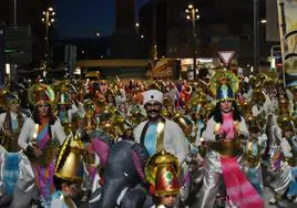 Disfraces de los viajes de Marco Polo en el desfile de Carnaval.