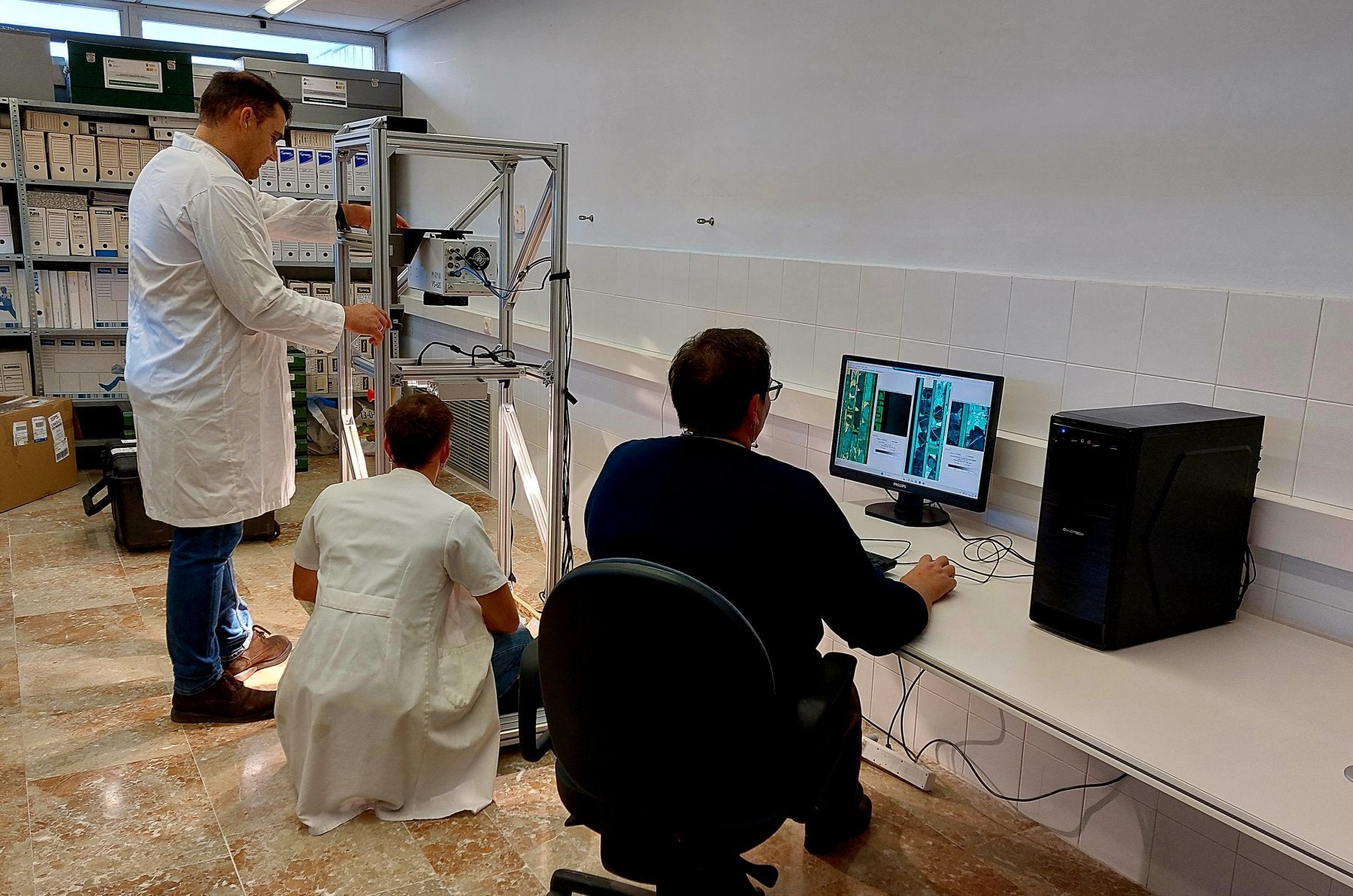 Centro tecnológico en Cehegín. Antonio Espín, responsable de la Unidad Geológico-Minera (de pie), junto a otros compañeros del equipo en el laboratorio.