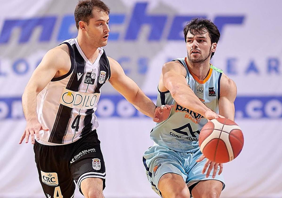 El albinegro Gerard Blat, ayer, ante el local Joan Feliu.