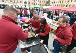 El día nublado pedía en Murcia unas buenas migas para combatir el frío.