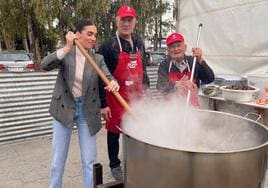 La alcaldesa de Alhama, María Cánovas, y los cocineros Pedro Cerón y Manolo Gambín.