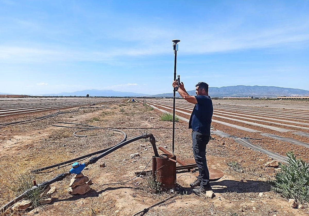 Un técnico del Instituto Geológico y Minero de España (Igme) supervisa un piezómetro de control del acuífero en el Campo de Cartagena.