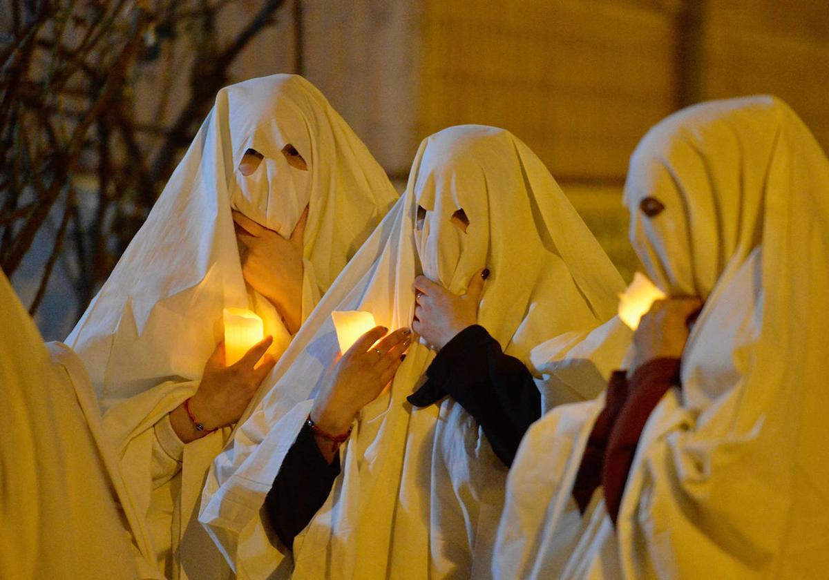 La Suelta de las Almas en Pena de Llano de Brujas, en imágenes