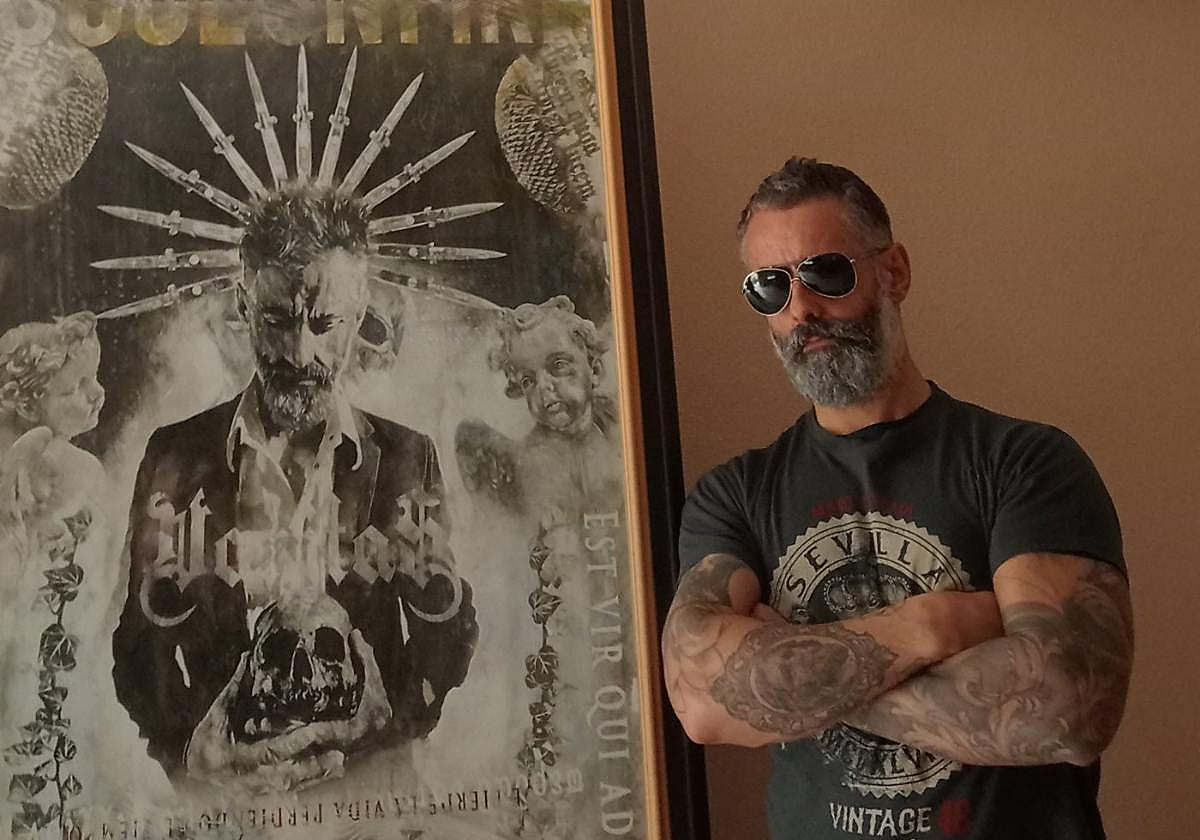 El pintor de Blanca Luis J. Fernández junto a una obra.