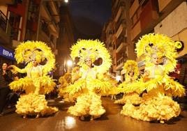 Integrantes de la peña World Fantasy, ayer por la tarde, durante el primer gran desfile del Carnaval que recorrió el centro de Águilas.