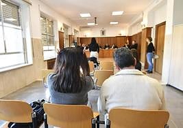 Los dos acusados, de espaldas, sentados en el juzgado este martes.