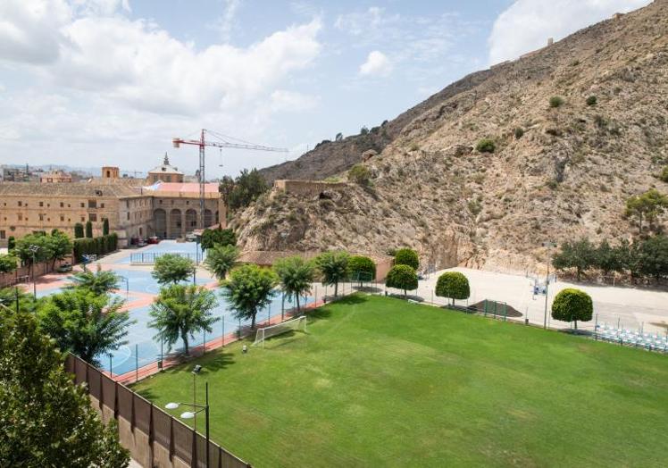 Vista de parte de los terrenos municipales cedidos al colegio Santo Domingo para hacer las aulas universitarias y que finalmente se convirtieron en pistas deportivas.