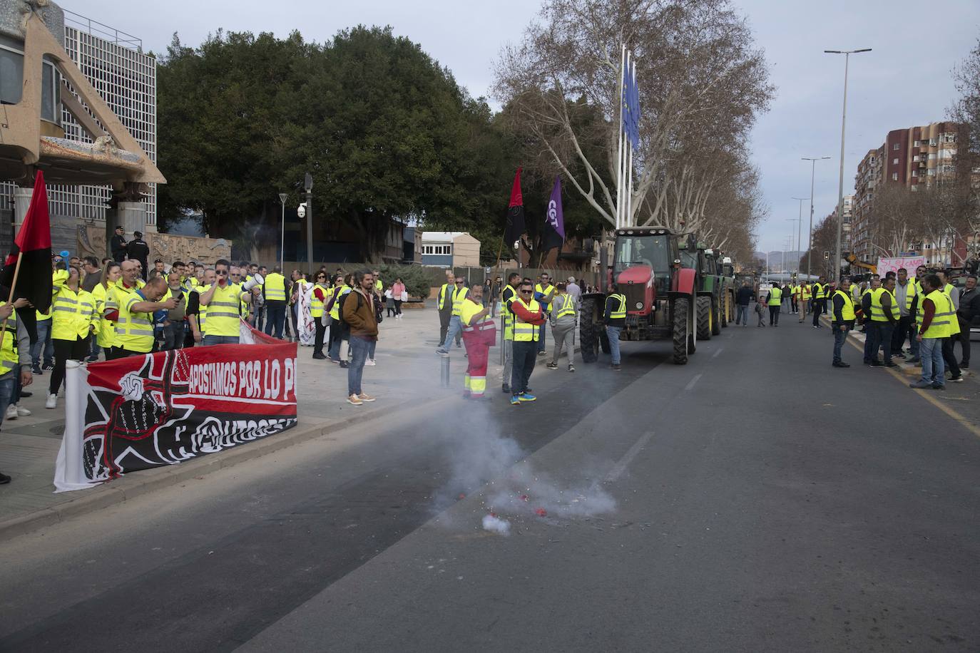 Un grupo de agricultores impide la salida de los diputados de la Asamblea