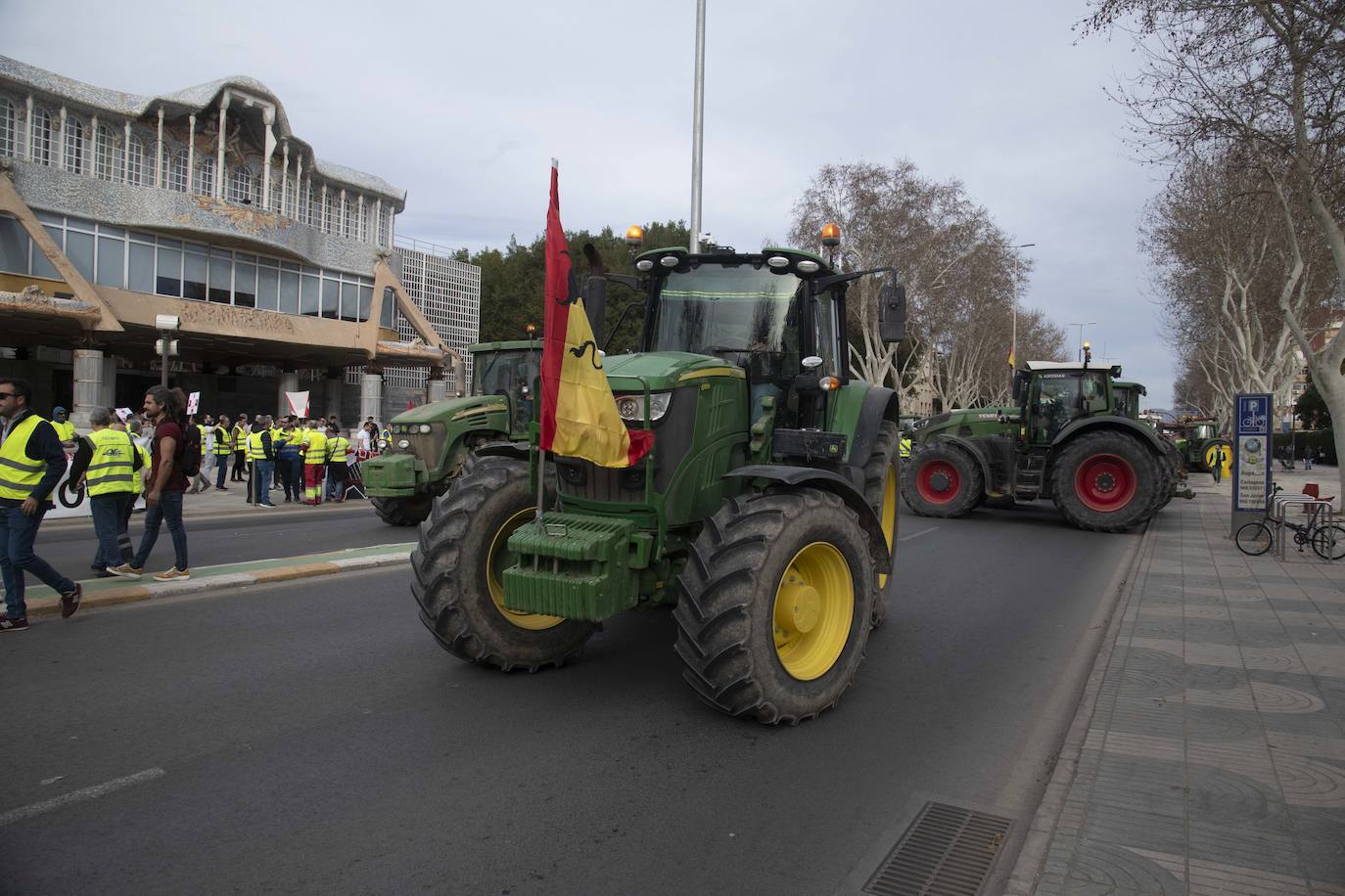 Un grupo de agricultores impide la salida de los diputados de la Asamblea