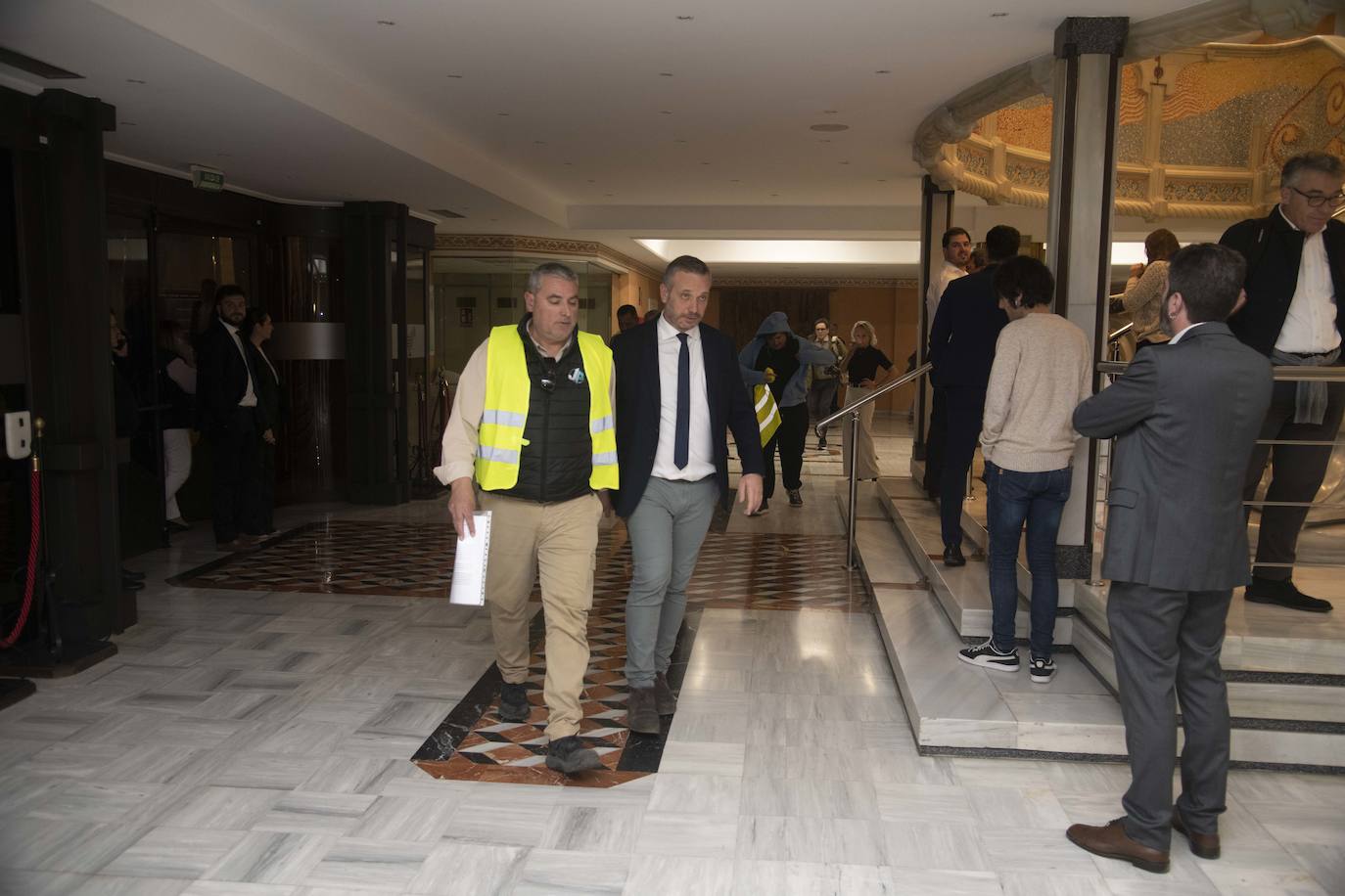 Un grupo de agricultores impide la salida de los diputados de la Asamblea