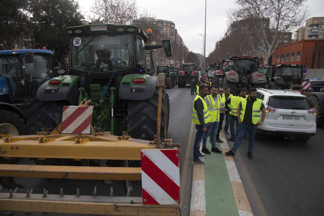Un grupo de agricultores impide la salida de los diputados de la Asamblea