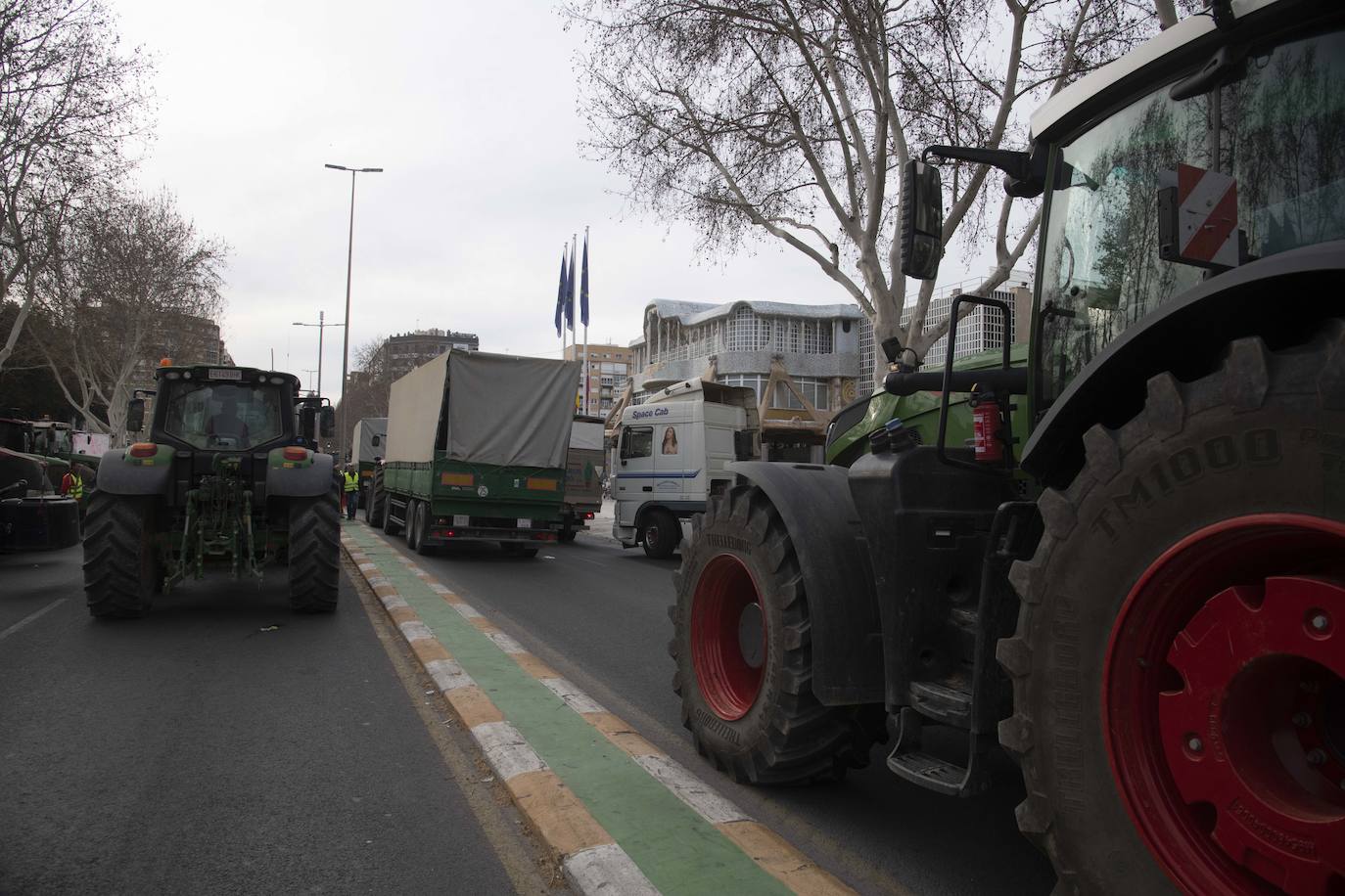 Un grupo de agricultores impide la salida de los diputados de la Asamblea