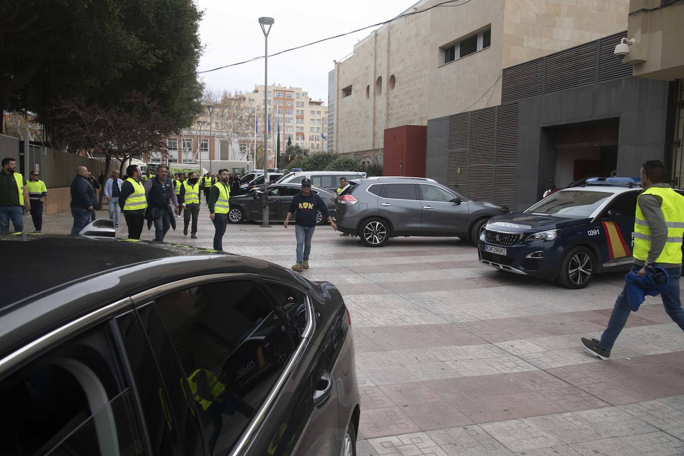 Un grupo de agricultores impide la salida de los diputados de la Asamblea